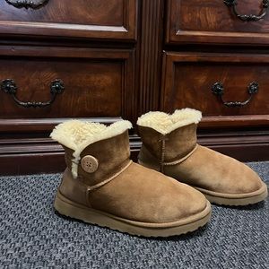 Mini UGGs baileys size 9.